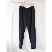 COMOLI-シルクネップ テーパードパンツ - Black