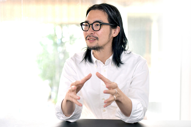 インタビュー中の佐々木さん
