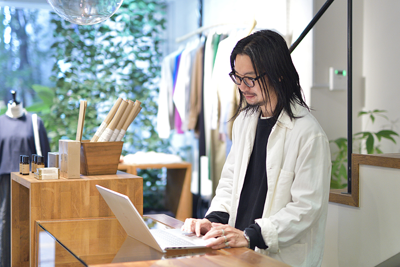 店内でデータと向き合う