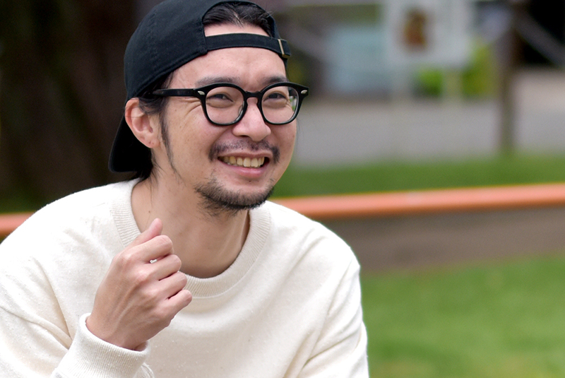 公園でインタビューを受ける佐々木さん