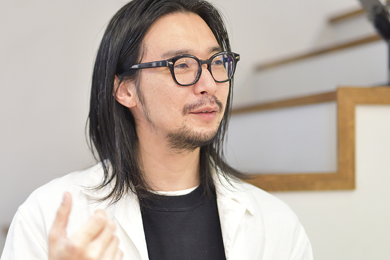 インタビューを受ける佐々木さん