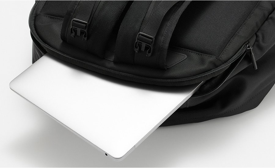 BACKPACK PRO SOLID M PC収納