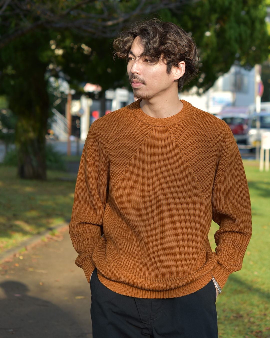 SIGNATURE CREW NECK 着用