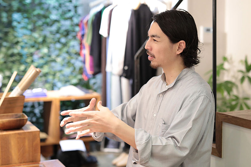 レジで話す山内さん