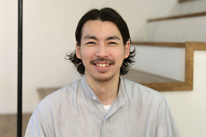 レジで笑顔の山内さん（正面）