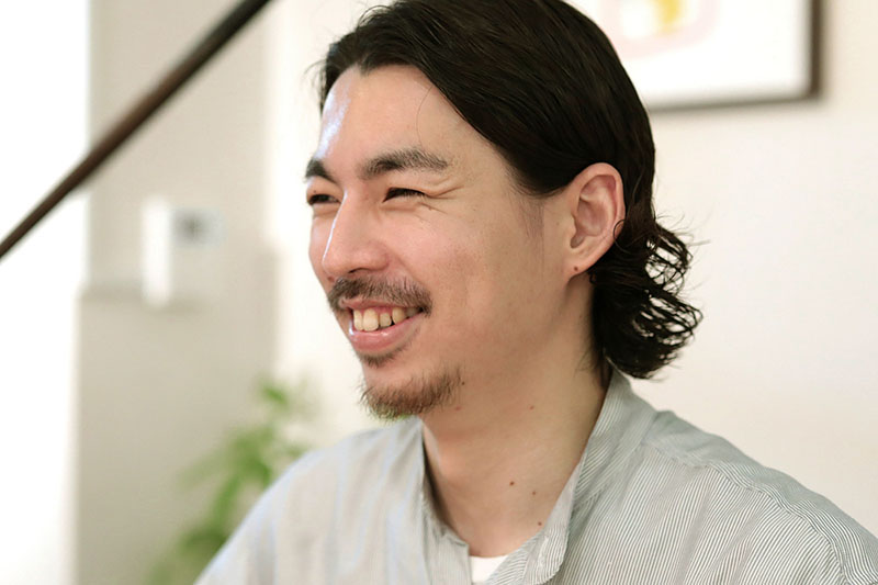 笑顔の山内さん（横顔）