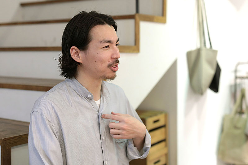 レジで話す山内さん