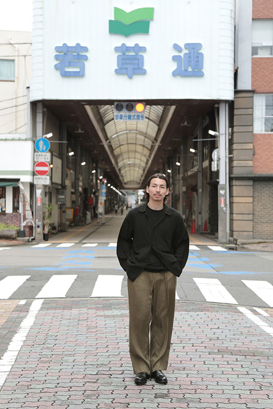 若草通に立つ様子