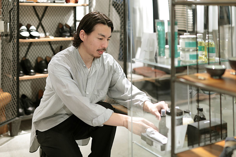 商品整理をしている様子