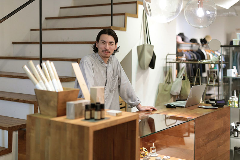 レジに立つ山内さん