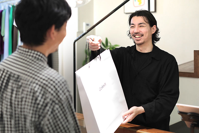 会計後に商品を渡している様子