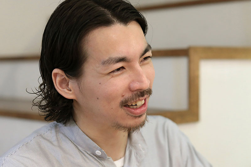 笑顔の山内さん（横顔）
