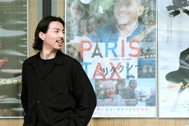 キネマ館のパリタクシーのポスター前で