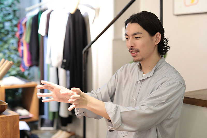レジで話をする山内さん