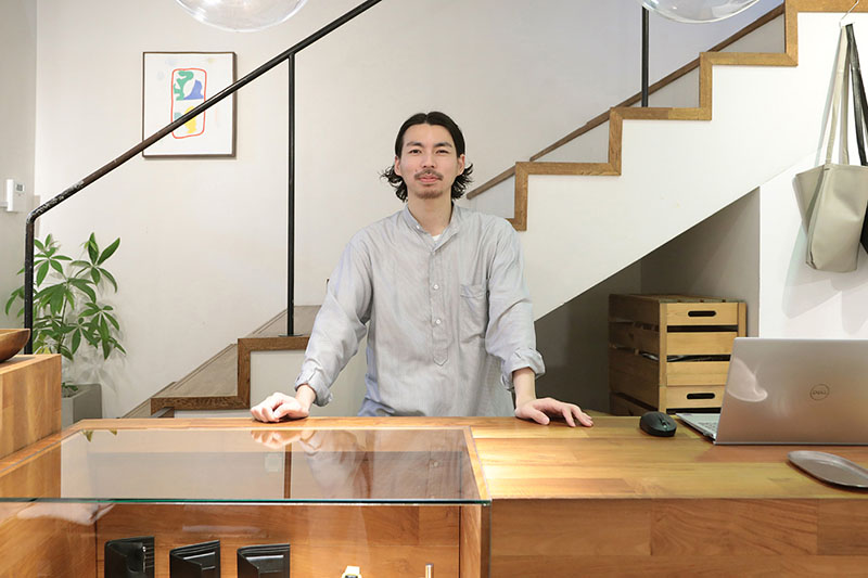 レジに立つ山内さん（正面）