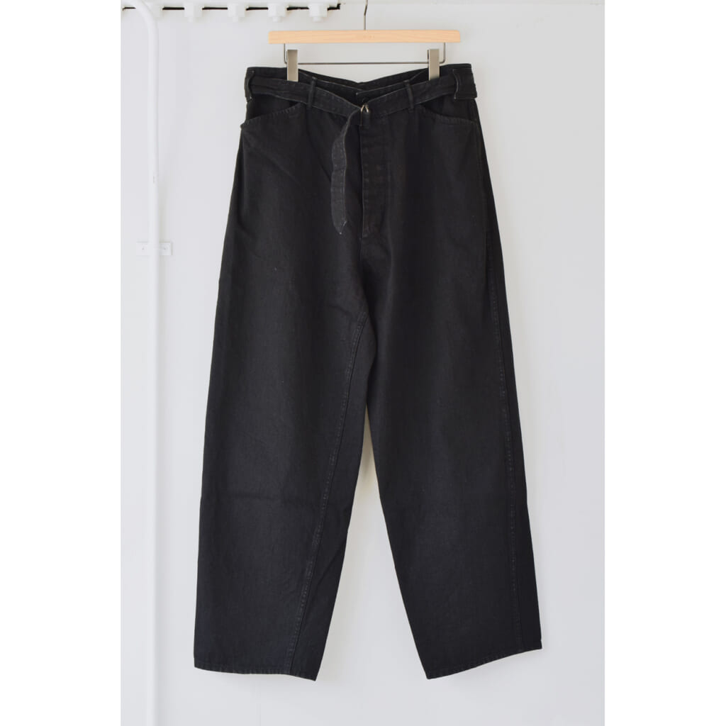COMOLI-デニム-ベルテッドパンツ-Black-1024x1024