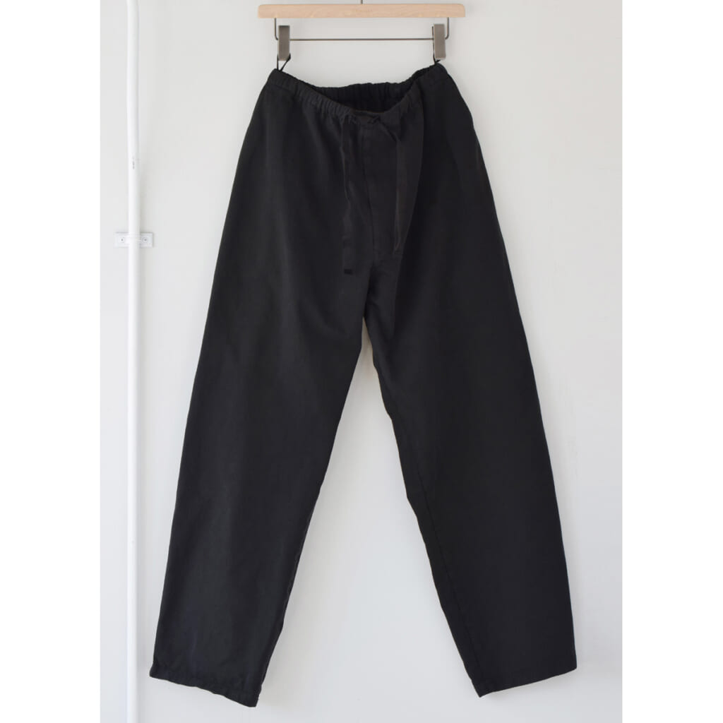 COMOLI-製品染-ドローストリングパンツ-Black-1024x1024