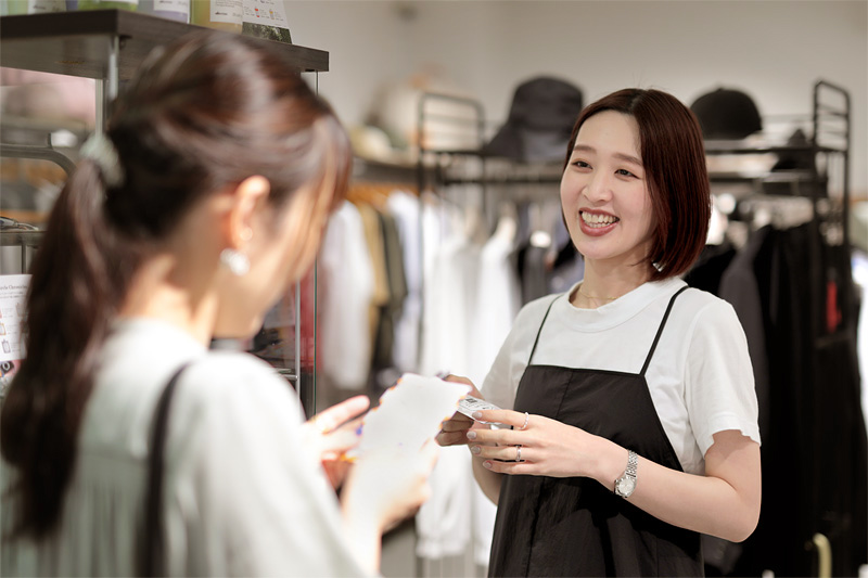 女性への接客をするスタッフ児玉