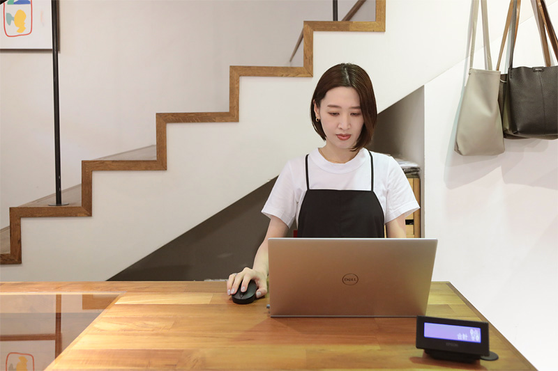 レジでPC作業をする様子