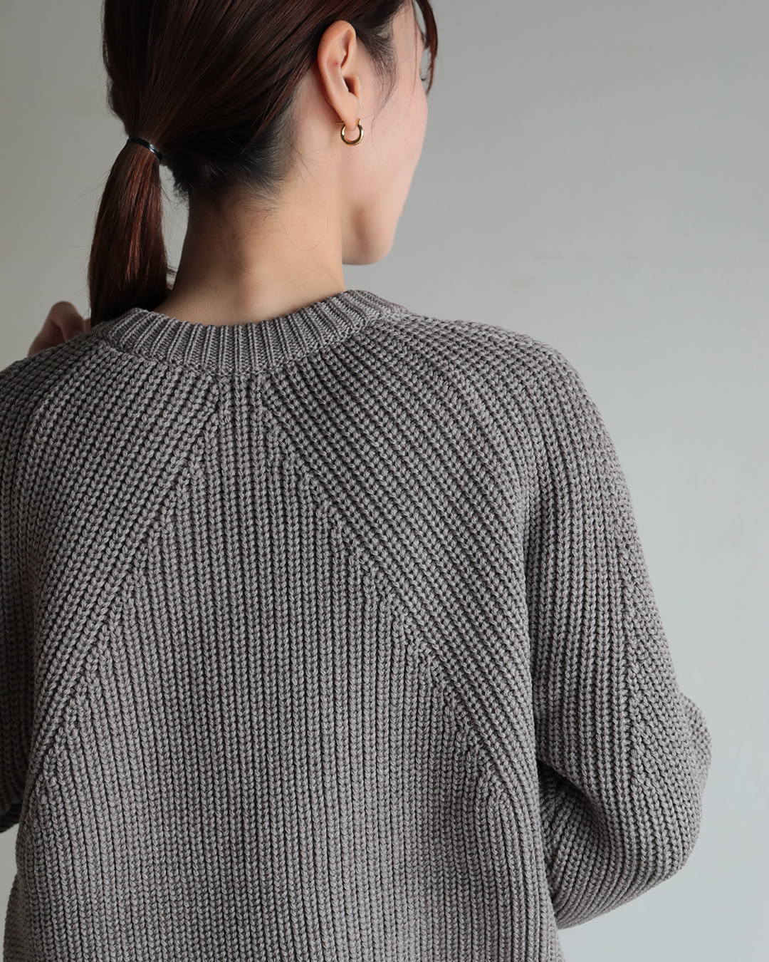 SIGNATURE CREW NECK レディース着用