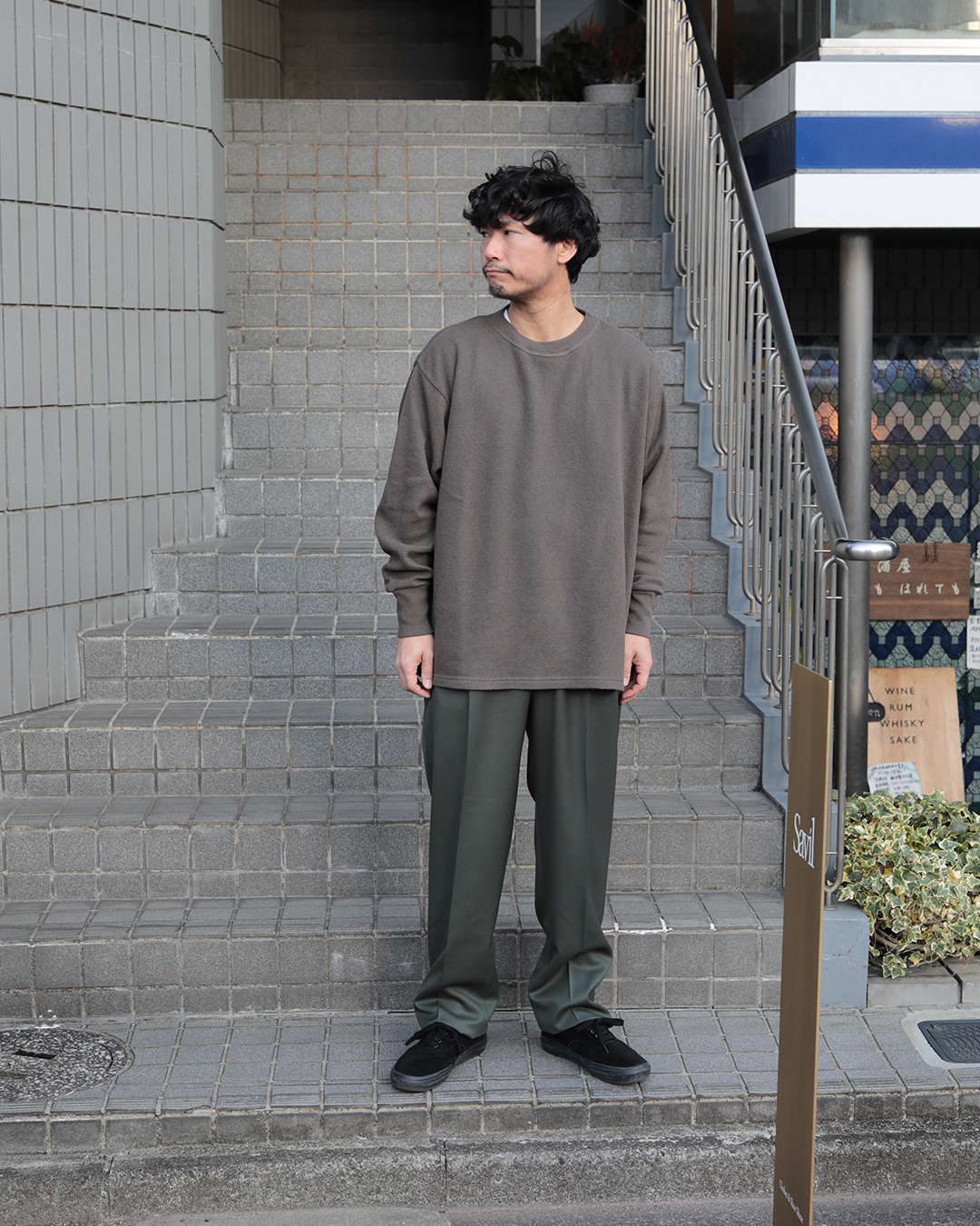 Back Satin Gabardine Srousers 着用