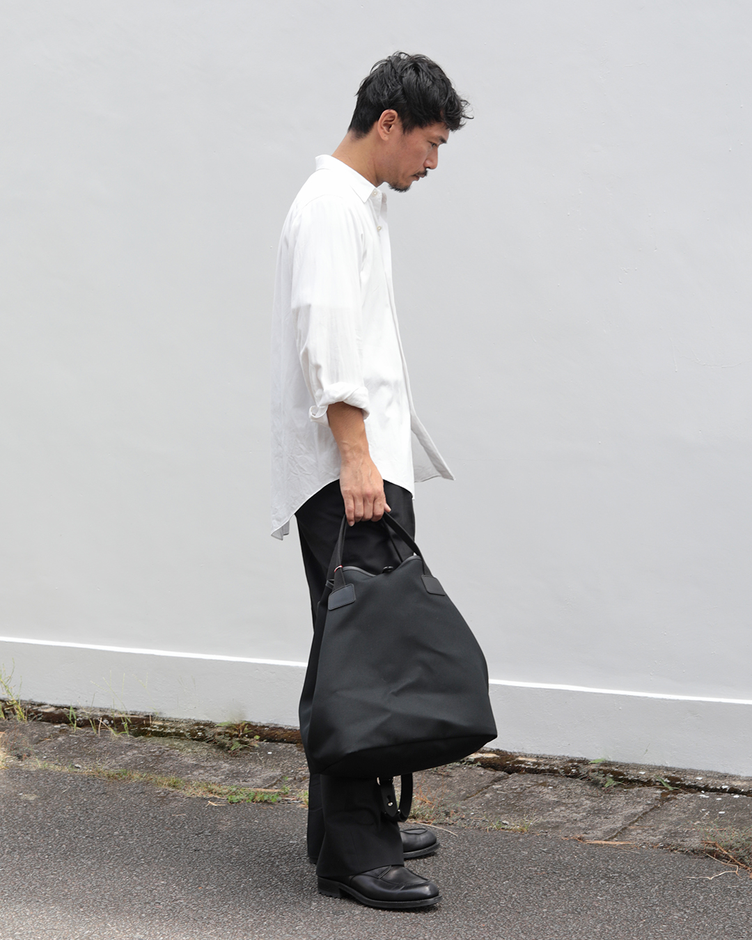 ONE SHOLUDER SLING 男性手持ち