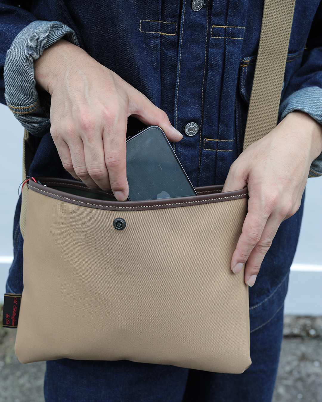 SACOCHE Flat スマホ入れている様子