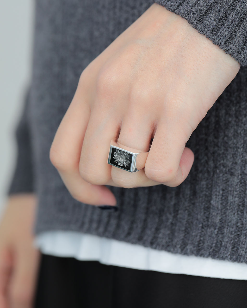 Signet Ring with Black & Gray Flower 着用