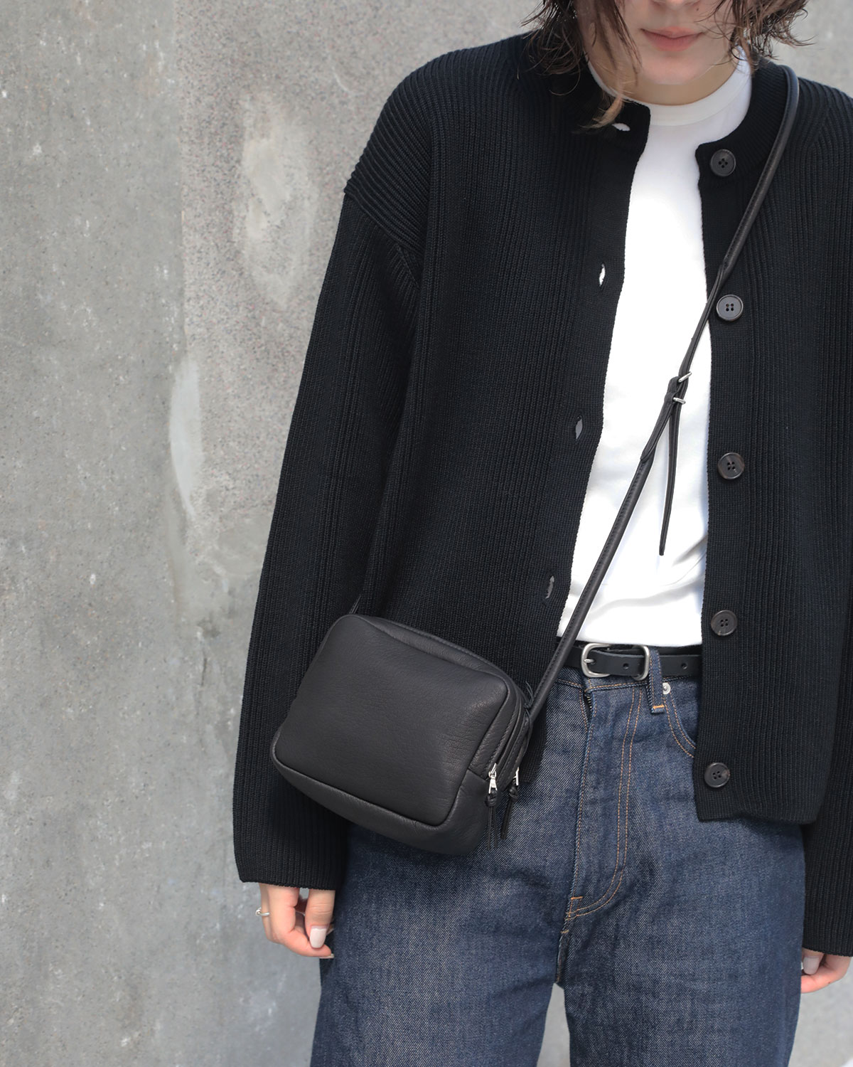 SOLID WOOL RIB CREW CARDIGAN (レディース) 着用