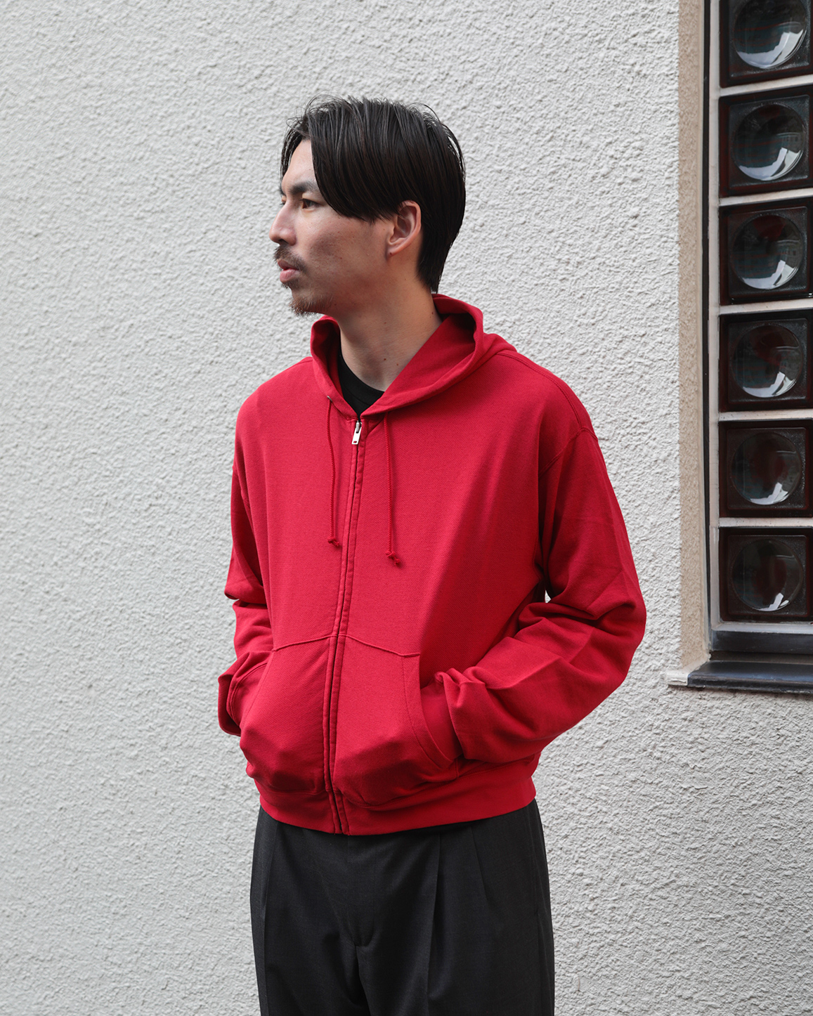 HIGH TWIST LIGHT SWEAT ZIP PARKA (メンズ) - Red 着用