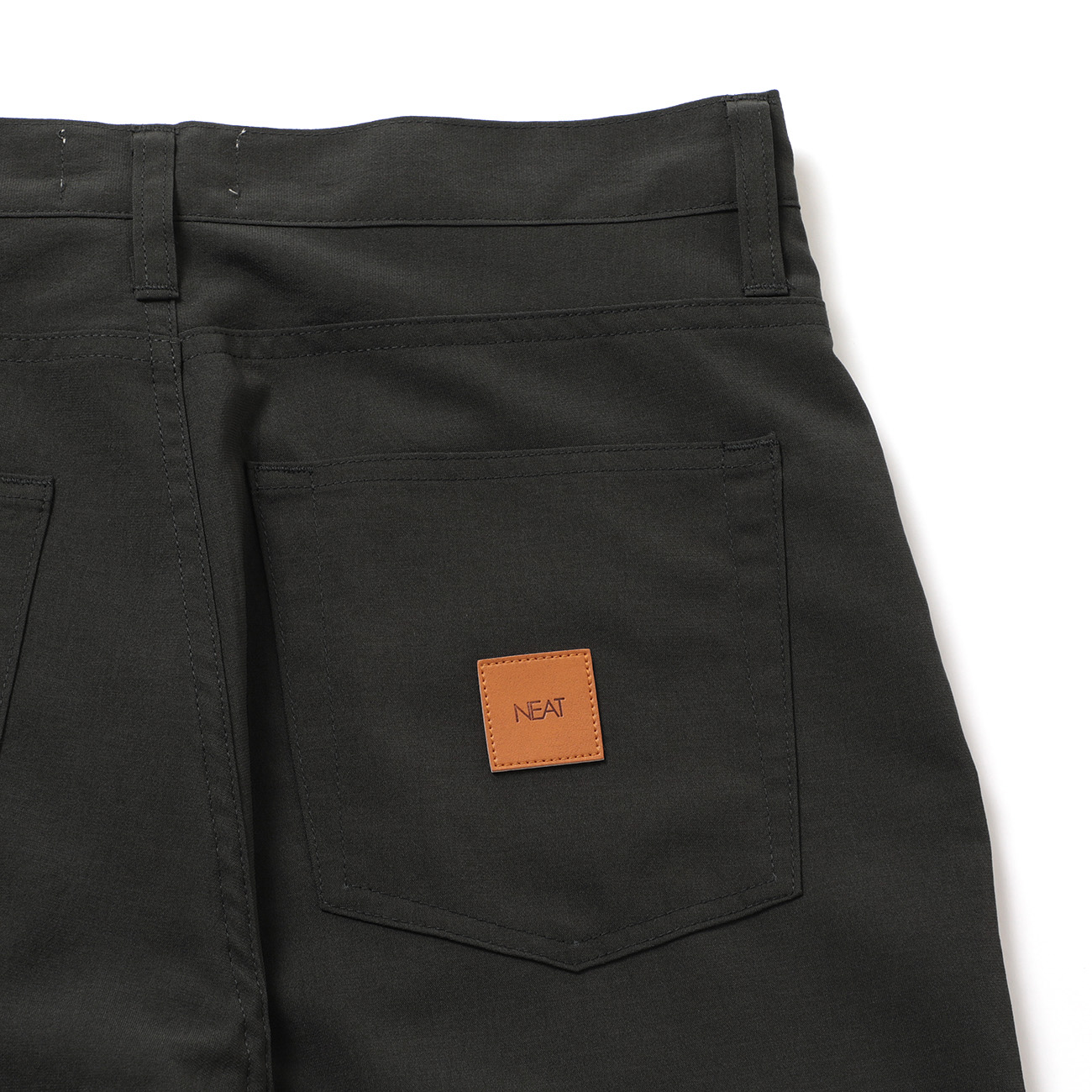 High Twist Polyester Pants ブランドレザーパッチ