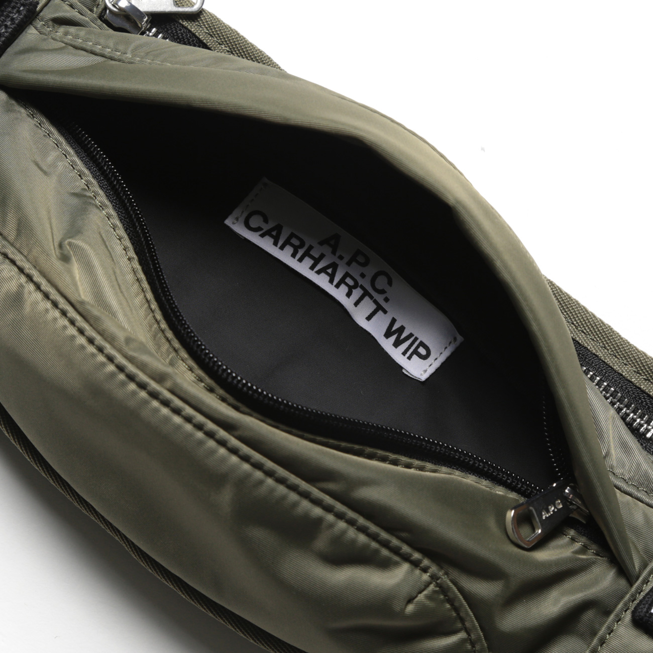 Carhartt ヒップバッグ 内側ロゴ