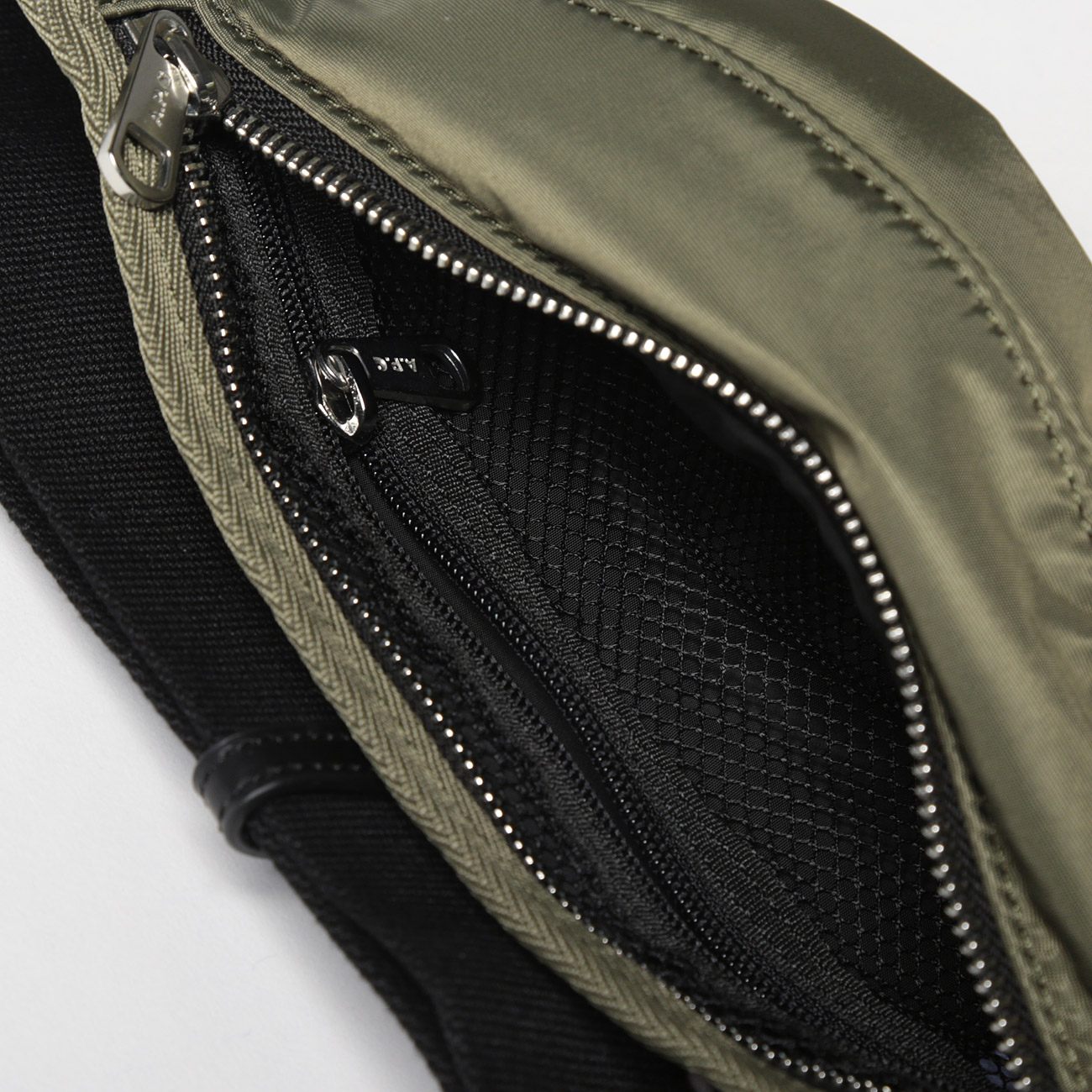 Carhartt ヒップバッグ 入口