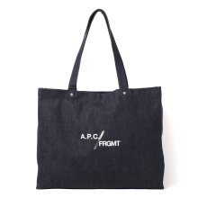 A.P.C. / アーペーセー | A.P.C. FRGMT. Je Sors Ce Soir ショッピングバッグ- Indigo