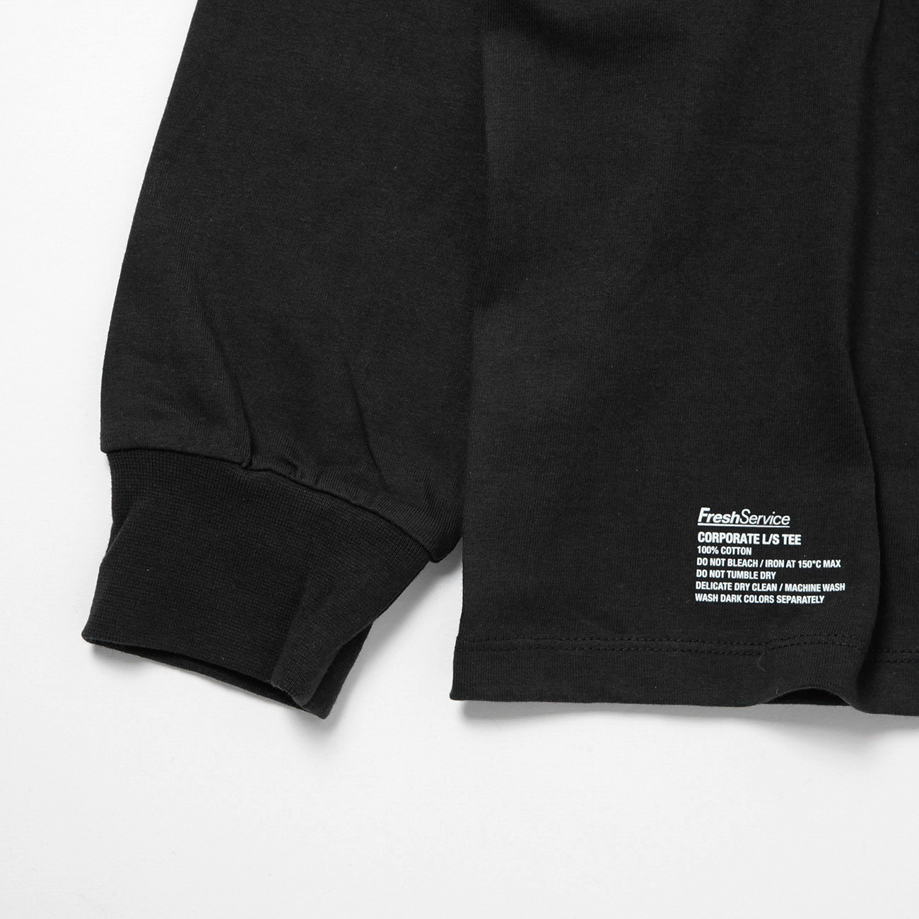 2-PACK CORPORATE L/S TEE 袖口とロゴ