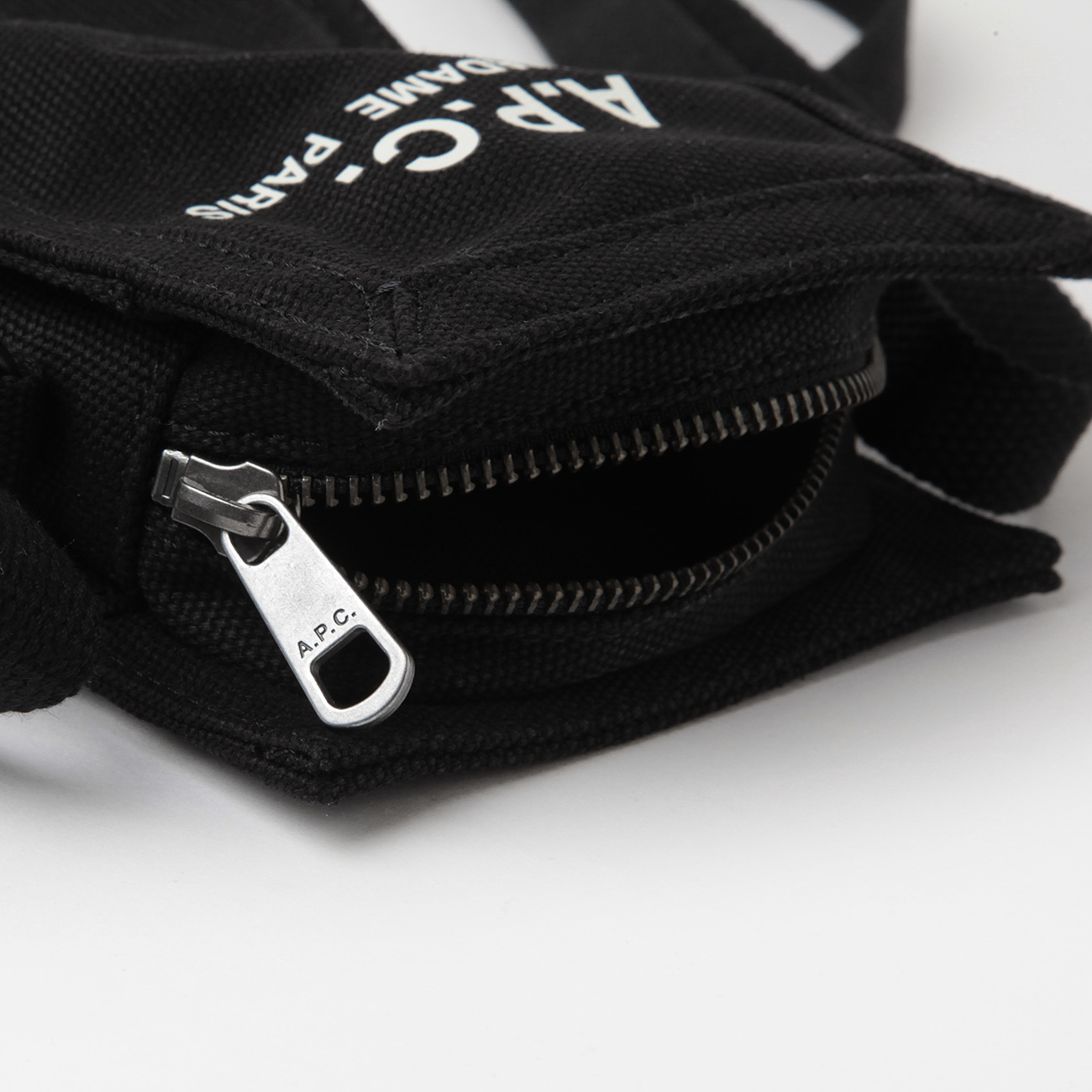 CROSSBODY POUCH RECUPERATION ファスナー