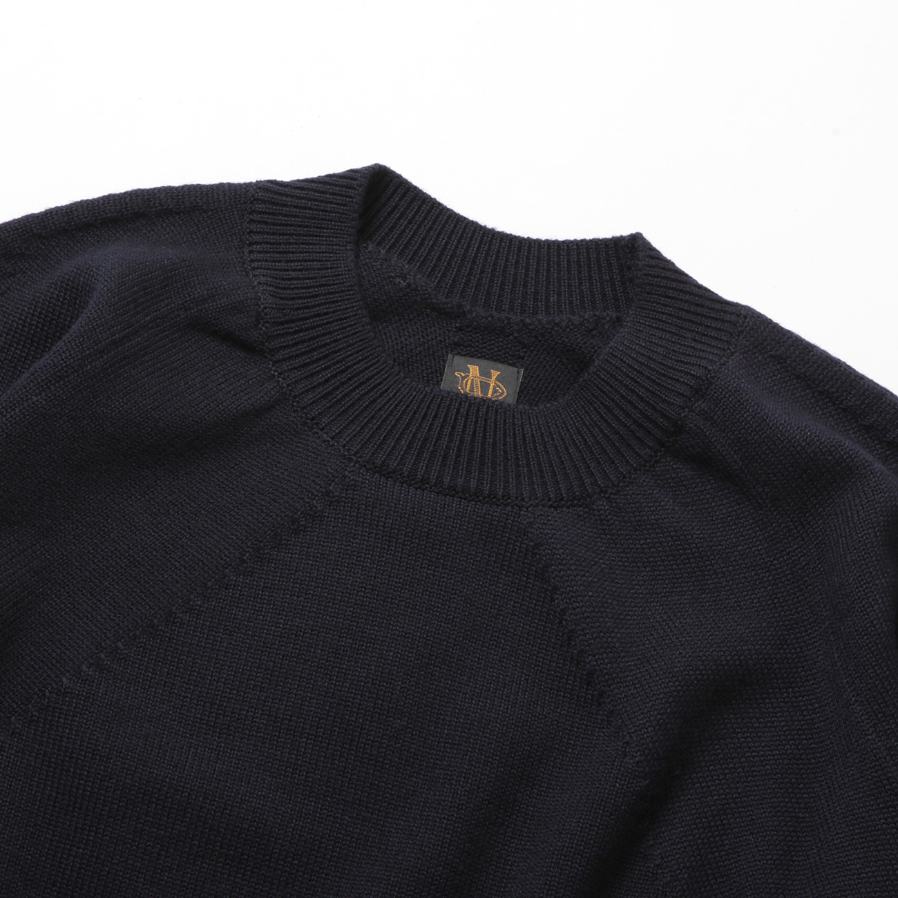 AGING WOOL SIGNATURE CREW NECK 首元
