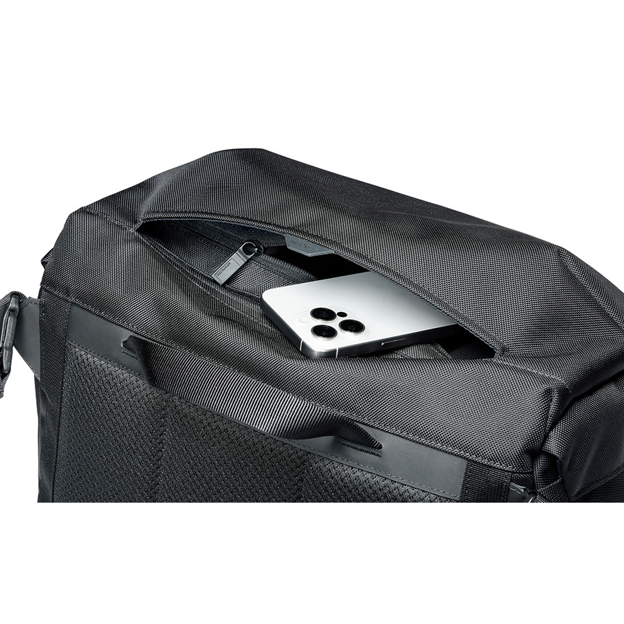 SHOULDER PRO FLAP M 外側上部ポケット